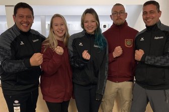 Doppelte Freude für Sportschützen aus Oelsnitz: Zweite Mannschaft holt Landesligatitel - Von links freuen sich Sportchef Aron Fläschendräger, Laura Langebach, Avialle Egri, Pascal Schön und Dirk Löffler über die Meisterschaft in der Landesliga Sachsen.