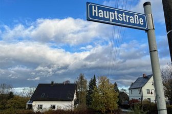 Doppelte Straßennamen in der Gemeinde Bösenbrunn: Einwohnertreff am 5. März - In der Gemeinde Bösenbrunn gibt es seit fast 30 Jahren vier Hauptstraßen – darunter auch in Schönbrunn (Foto).