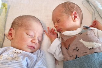 Doppelte Zwillingsgeburt in Rodewisch: Warum ein Paar an zwei Tagen Geburtstag hat - Das zweite Zwillingspaar Nora (links) und Carl.
