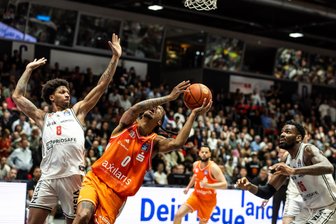 Doppelter Blackout bei den Niners Chemnitz: Wie es zum Debakel gegen die Bamberg Baskets kam - Absturz nach dem Seitenwechsel: Die Niners Chemnitz um den immerhin noch kämpfenden Kevin Yebo kassierten gegen Bamberg eine deutliche Niederlage.
