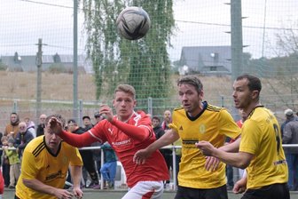 Doppelter Feiertag bei Blau-Gelb Mülsen: Erster Saisonsieg im Nachholspiel gegen Lichtenstein - Michael Herbst (Zweiter von rechts) brachte Mülsen im Heimspiel gegen Lichtenstein 1:0 in Führung und bereitete später das 3:1 mustergültig vor.