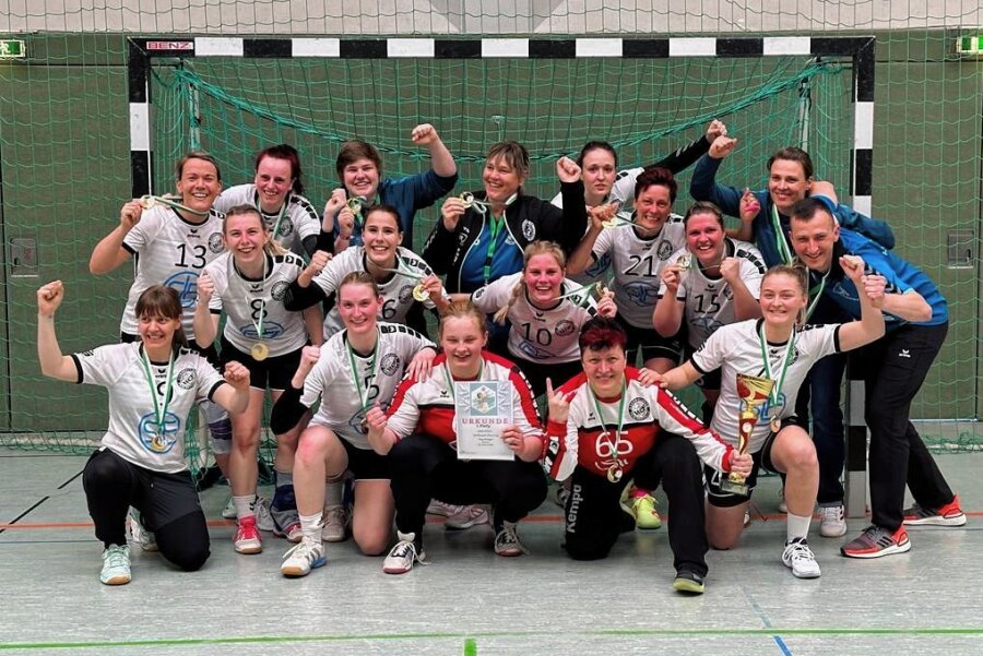 Doppelter Jubel beim Fraureuther Handball-Club - Da ist der Pott: Nachdem der Aufstieg für die Fraureuther Bezirksliga-Handballerinnen schon länger feststand, gab es am Samstag für die Mannschaft nun auch den Meisterpokal und die Medaillen. 