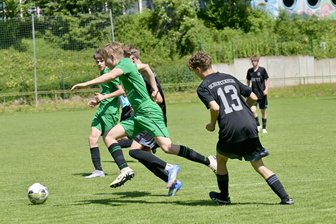 Doppelter Jubel: Junioren-Teams aus dem Erzgebirge steigen in Fußball-Landesklasse auf - In der Verlängerung schlug die B-Jugend der Spielgemeinschaft Burkhardtsdorf/Thalheim/Gornsdorf den SV Concordia Schenkenberg 2:0. Valentin Marx (am Ball) und seine Kameraden hatten zuvor das 0:1-Hinspielergebnis aufgeholt.
