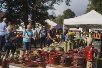 Doppelter Markt in Waldenburg lockt rund 9000 Besucher an - 40 Stände von Töpfern waren am Wochenende in Waldenburg aufgebaut. Die Besucher zeigten großes Interesse an den Waren.