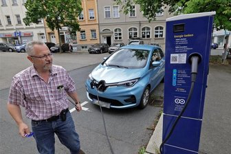 Doppelter Selbstversuch: Mein erstes Auto-Abo fürs erste E-Auto - An der Ladestation am Lichtensteiner Altmarkt „tanke“ ich regelmäßig - frei ist immer, ich habe hier noch nie ein anderes E-Auto laden sehen. Schön auch: Während des Ladevorgangs darf ich hier kostenfrei parken. Ewig stehen darf man hier trotzdem nicht: Nach vier Stunden wird eine „Blockiergebühr“ fällig.