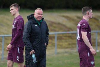 Doppelter Torwartpatzer bringt Irfersgrüner um Heimsieg: „So steigen wir ab“ - BSV-Trainer Thomas Pfefferkorn (Mitte) nach dem Spielende. Das 2:2 gegen Frankenberg machte ihn sauer. Links David Hofmann, rechts Marcel Günther.