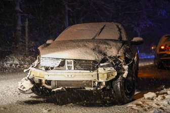Doppelter Unfall zwischen Erdmannsdorf und Chemnitz - An den Fahrzeugen entstand erheblicher Sachschaden.