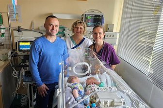 Doppeltes Glück in Mittweida: Zwillingsgeburt im Krankenhaus - Das Foto zeigt den stolzen Papa Almin Kucevic zusammen mit Schwester Katrin Künzel und Assistenzärztin Stephanie Weber am Inkubator. Die Mutter muss sich noch von der Geburt erholen und ist deshalb nicht mit im Bild.