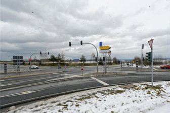 Doppeltes Unfall-Pech: Warum an der A72-Anschlussstelle ein Ampel-Provisorium steht - Blick zur Kreuzung an der Anschlussstelle Zwickau-West. Ein Teil der Ampelanlage besteht aus Provisorien. 
