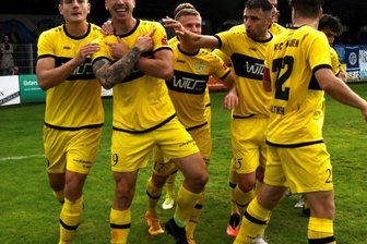 Doppeltorschütze macht's zweimal mit Köpfchen - Der Plauener Doppeltorschütze Kamil Popowicz (2. von links) hat bei seinem berühmten Landsmann Robert Lewandowski genau hingeschaut. Dessen Jubelgeste beherrscht er perfekt.