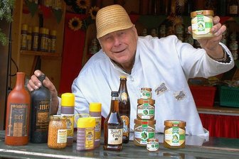 "Dor Honigmaa" aus Cunersdorf ist tot: Das süße Vermächtnis von Klaus Schreyer - "Dor Honigmaa" Klaus Schreyer wie ihn die meisten in Erinnerung behalten werden: Stets mit einem verschmitzten Lächeln im Gesicht in seiner Marktbude, hier auf einem Foto aus dem Jahr 2010.