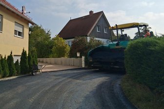 Dorf bei Rochlitz: Schnelles Internet und neue Straße - Die neue Fahrbahn auf der Seupahner Straße in Königsfeld.