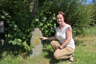 Dorf im Erzgebirge feiert drei Tage und krönt neues Lindenmädchen - Corina Dohms ist 2008 zum ersten Lindenmädchen gekürt worden. Auf einem Stein an der damals gepflanzten Linde sind alle bisherigen Lindenmädchen namentlich verewigt.