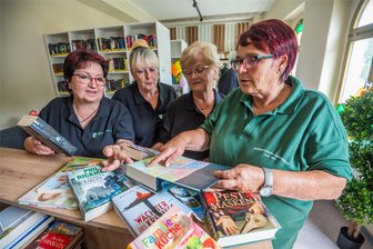 Dorf im Erzgebirge öffnet neue Bücherei im Ort - Packen an (v. l.): die Vereinsmitglieder Regine Pchalek, Bettina Berthold, Heidi Scheithauer, Christa Götz.