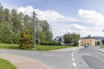 Dorf im Erzgebirge plant neue Grundschule: Kleiner Wald soll teilweise weichen - Die neue Crottendorfer Grundschule soll nahe der Einmündung Annaberger Straße/Nitzschhammerweg entstehen. Im Hintergrund ist ein Teil des Waldes zu sehen, der bei Planungen im Vorfeld eine entscheidende Rolle spielt.