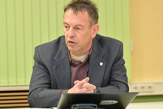 Dorf im Erzgebirge unter Spardruck: Elternbeiträge steigen, Kita-Trägerschaft wackelt - Die schwierige Haushaltslage lässt dem Gornsdorfer Bürgermeister Michael Tägl und dem Gemeinderat aktuell oft kaum Spielraum.