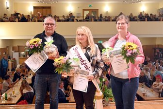 Dorf im Erzgebirge wählt zur Kirmes die Siergersuppe - Sie kochten dieses Jahr die besten Suppen: Annelie Zech wurde Neudorfer Suppenkönigin (Mitte), Sven Günther landete auf Platz 2 und Maria Bauer belegte Rang 3.