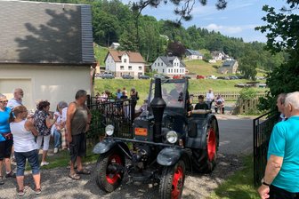 Dorf im Erzgebirge will Traditionen in die Gegenwart retten - Rico Baumgärtel aus Stützengrün fuhr mit einem Lanz Bulldog vor.