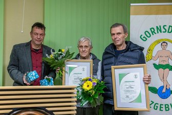 Dorf im Erzgebirge zeichnet Ehrenbürger aus - Gornsdorfs Bürgermeister Michael Tägl (v. l.) mit Reinhard Dittrich und Dieter Stöckel.