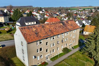 Dorf im Landkreis Zwickau verkauft DDR-Block: Was Gemeinderäte im Notarvertrag lesen wollen - Der Gemeinderat hat mit 13-Ja-Stimmen bei einer Enthaltung für den Verkauf des Mehrfamilienhauses gestimmt.