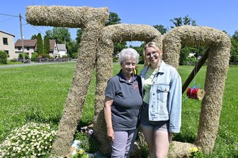 Dorf im Vogtland feiert 700-Jähriges: Warum Oma und Enkelin ihren Ort so lieben - Ute Geier und ihre Enkelin Emily: Zwei Generationen, die Posseck „Meine Heimat“ nennen.
