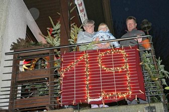 Dorf im Vogtland präsentiert sich über Weihnachten als riesiger Adventskalender - Jürgen und Bärbel Angermann - auf dem Bild mit Enkelin Mia - haben die 19 beim Adventskalender gestaltet. Ihre Zahl sowie alle anderen werden nochmals gemeinsam am 25. und 26. Dezember leuchten.