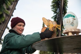 Dorf im Vogtland schmückt seine Weihnachtspyramide mit Ostereiern - Julia Seidel und die Mitglieder des Dorfclubs schmücken in Sohl eine Osterpyramide.
