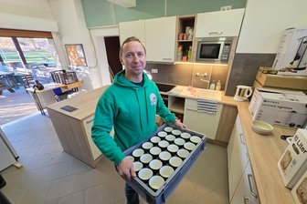 Dorf im Vogtland will groß feiern: Was 2026 geplant ist - Daniel Löwe vom Verein Arnoldsgrün 1301 in der neuen Küche des Vereinsdomizils, die dieses Jahr in Eigenleistung aufgebaut wurde.