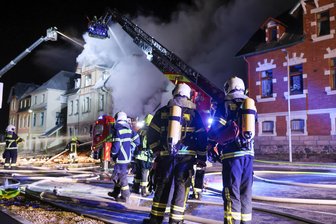 Dorf im Vogtland zahlt seinen Feuerwehrleuten mehr Geld - Die Ellefelder Feuerwehr hat sich schon oft bewähren müssen - so 2023 beim Brand eines Mehrfamilienhauses.