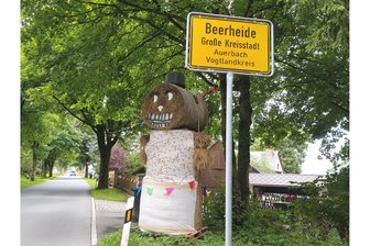 Dorf im Vogtland zeigt sich im Festfieber: Beerheide putzt sich im Jubiläumsjahr heraus - Um die drei Meter hoch ist diese Figur aus Strohrollen.