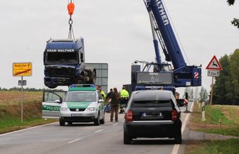 Dorf nach Tragödie im Ausnahmezustand - 
              <p class="artikelinhalt">Die Chemnitzer Firma Kran-Walther, deren Laster am Mittwochorgen auf der B 169 von dem BMW gerammt worden war, übernahm am Vormittag selbst die Bergung der Zugmaschine. </p>
            