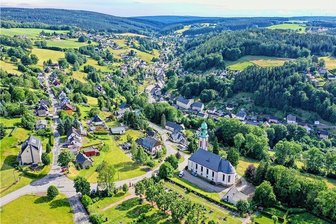 Dorf ohne Frieden - Neuer Bericht untermauert Missbrauchs-Vorwürfe im Erzgebirge - In Pobershau wurde ein beliebter Kirchenmusiker in den 1990er-Jahren gegenüber Mädchen im Alter von 11 bis 15 Jahren sexuell zudringlich. Doch viele Gemeindemitglieder tun die Vorwürfe als unwahr oder aufgebauscht ab.