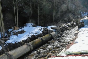 Dorfbach in Schönheide: Sanierung jetzt auf 35 statt 8 Metern Länge - Die Arbeiten zur Sanierung des Dorfbachs in Schönheide ruhten seit Oktober 2020. Foto: Ralf Wendland