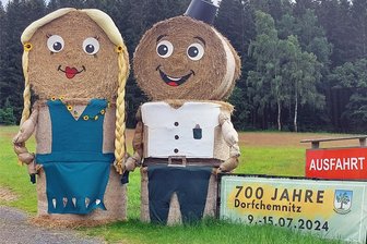 Dorfchemnitz schmückt sich für 700. Geburtstag: Gäste kommen auch aus Norwegen und der Schweiz - Riesen-Puppen belagern alle Eingänge zum Ort, zu Grundstücken und Hauszufahrten zum 700. Ortsjubiläum von Dorfchemnitz.