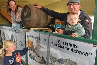 Dorfchemnitz startet Festwoche: 40 Bilder und viele Aktionen erzählen die Ortsgeschichte - Die Dorfchemnitzer fertigen die Schaubilder für den Festumzug in Dorfchemnitz: Andreas Buschmann gestaltet mit Cindy und den Kindern Alexander und Maxime (l.) einen Festwagen zur Gaststättengeschichte.