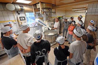 Dorfchemnitz: Warum Konfirmanden am Wochenende in der Backstube sind - Konfirmanden haben Brot für eine bundesweite Aktion in der Bäckerei Schramm gebacken. Bäckermeister René Buschmann stellt den Verarbeitungsprozess vor.