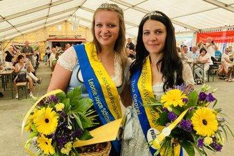 Dorffest abgesagt: Warum in diesem Ort im Erzgebirge jetzt trotzdem groß gefeiert wird - Tina Georgi (r.) hat 2024 das Amt der Wurzelkönigin an Leonie Joyce Schmidt abgegeben.