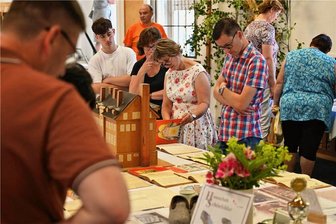 Dorffest Königshain: Ein Dorf steht Kopf - Die Ausstellung, die sich in der Turnhalle der Ortsgeschichte widmete, zog Neugierige an.