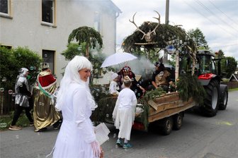 Dorffest Lichtenberg: Straßensperrung während des Festumzugs - Wegen des Festumzugs zum Dorffest Lichtenberg, wie hier 2022, gibt es kurzzeitige Straßensperrungen.