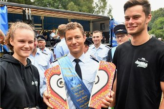Dorffest Oberbobritzsch: Der Löschmeister ist neuer Schützenkönig - Der glückliche Gewinner des Vogelschießens: Rick Weichelt (M.) ist neuer Schützenkönig. Im Bild die Organisatoren Antonia Franke und Nils Schletzke, die im Jugendclub und in der Feuerwehr mitarbeiten.