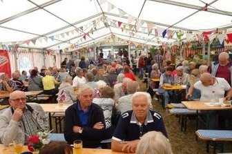 Dorffest unter neuen Bedingungen - Ein Bild vom letzten Dorffest beweist, dass Schönbach Anziehungspunkt für viele ist.