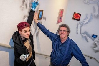 Dorfgalerie Auerswalde präsentiert "Schrödingers Hand" - Die Künstler Lydia Thomas und Florian Merkel in ihrer aktuellen Ausstellung "Schrödingers Hand" in der Dorfgalerie Auerswalde.