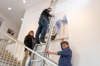 Dorfgalerie Auerswalde: Wie aus einem DDR-Kulturklub ein erfolgreicher Verein wurde - Johannes Hoyer (links) ist auch heute noch im Verein aktiv. Gemeinsam mit Arndt Unger und Helge Meerheim (von links) bereitet er die neue Ausstellung „Still Alive“ vor.