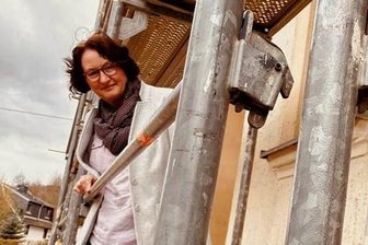 Dorfgemeinschaftshaus oder Millionengrab: Endet der Fluch von Gornsdorf wirklich im Herbst? - Bürgermeisterin Andrea Arnold und das Dorfgemeinschaftshaus: Hassliebe? Ein wenig vielleicht ... 