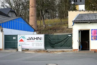 Dorfgemeinschaftszentrum in Langenbernsdorf: Zuerst muss der Schornstein weg - Vor dem Lückenschluss soll der alte Schornstein unmittelbar hinter dem Flachbau weg.
