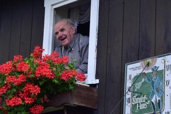 Dorfgeschichte und Himmelskunde - Der 90-jährige Willy Wobst freut sich, wenn Wanderer vor seinem 1753 erbauten Haus am Spreeweg stehen bleiben und die Sonnenuhr bewundern. Deren Aufschrift verrät: "Hier fand der berüchtigte Räuberhauptmann Karaseck, genannt Böhmischer Hansel, bei seinen Raubzügen ins Sächsische amouröse Unterkunft. Er starb 1809 nach Fron und Festungshaft in Dresden im Alter von 44 Jahren."