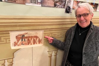 Dorfkirche Obercrinitz: Zeitfenster geben Blick in die Vergangenheit frei - Karla Drescher zeigt eines der zwei Befundfenster an der Nordwand der Johanniskirche, wo die Bemalung im Innern der Kirche im 15. Jahrhundert restauriert wurde. Zum Vorschein kamen die Überreste der historischen Ausmalung, als bei der Sanierung der Putz bröckelte.