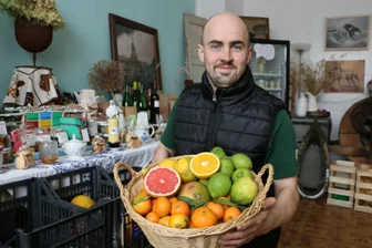 Dorfladen bietet jetzt Südfrüchte aus Sizilien - Michael Ehrhardt zeigt die unbehandelten Südfrüchte im Kloschwitzer Dorfladen. 