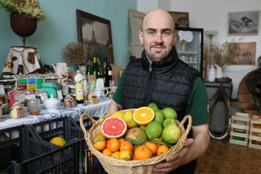 Dorfladen bietet jetzt Südfrüchte aus Sizilien - Michael Ehrhardt zeigt die unbehandelten Südfrüchte im Kloschwitzer Dorfladen. 