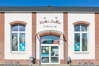 Dorfladen in Falkenau: Handwerker bereiten die Neueröffnung vor - Die Fenster sind verhüllt: Der alte Falkenauer Dorfladen wird für die Eröffnung eines neuen Tante-Enso-Ladens vorbereitet. Der Termin dafür steht noch nicht fest.